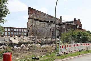 0451 Im Mai 2016 abgebrannte denkmalgeschtze Lagerhuser am Neuhuser Damm / Marktkanal in Hamburg Veddel.