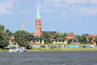 6601 Blick über die Elbe auf Wittenberge - Kirchturm  der Pfarrkirche der Stadt.