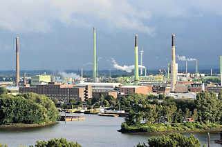 5947 Einfahrt zum Peutehafen - dahinter Industriegebude auf der Peute, rauchende Schornsteine und Industrieschlote.