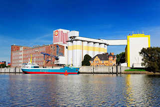 0476 Architektur in Hamburg Wilhelmsburg - Industrieanlage im Reiherstieg - die Ladung eines Frachtschiffs wird gelöscht.