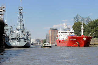 4104 Mndung vom Reiherstieg in die Norderelbe -  Flottendienstboot A 53, Oker am Kai der Reiherstieg Werft. Das Tankschiff Stolt Sanderling luft in den Hamburger Hafen ein und legt am Reiherstieg an.