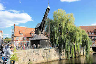 1925 Alter Kran im Ilmenau-Hafen. Der 1797 erbaut Krahn gehrte damals zu den leistungsfhigsten in ganz Norddeutschland; er konnte durch Menschenkraft ca. 9 Tonnen heben.