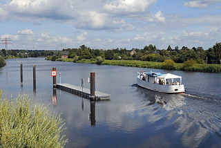 11_21574 Der ehemalige Binnenhafenschlepper OMKA (hier ohne Mast)  auf einer Chartertour mit Gsten bei der Einfahrt in den Bergedorfer Schleusengraben. Der 1926 auf einer Hamburger Werft gebaute Schlepper hat bis 1990 in der DDR seinen Dienst getan.