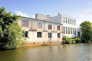 6489 Einfache Gewerbegebäude, Lagerhäuser am Ufer des Südkanals in Hamburg Hammerbrook.