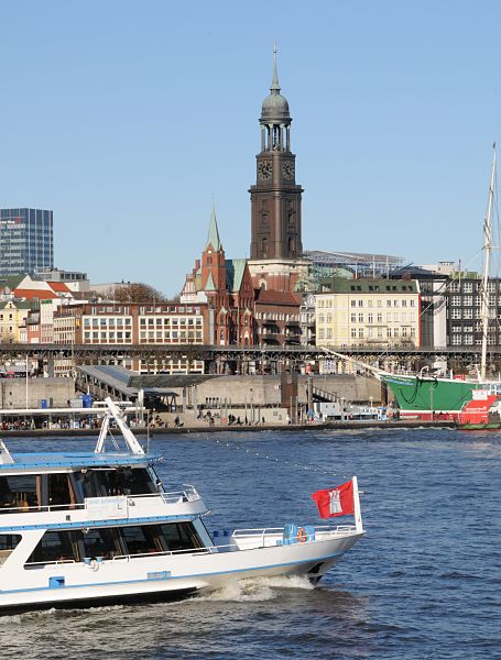 Fahrgastschiff Hafenrundfahrt / St. Michaeliskirche Hamburg011_28-5341Blick ber die Elbe zu den St. Pauli Landungsbrcken und Vorsetzen. Das Museumsschiff Rickmer Rickmers liegt am Ponton; ein Fahrgastschiff mit Touristen an Bord macht seine Tour ber die Elbe durch den Hamburger Hafen - am Bug des Schiffs weht die Hamburger Flagge. Im Hintergrund der Turm der St. Michaeliskirche (Michel), dem Wahrzeichen Hamburgs. Davor die kleine Gustav-Adolf-Kirche, die 1907 als Seemannskirche fr die skandinavischen Seeleute erbaut wurde. www.hamburg- fotograf.com