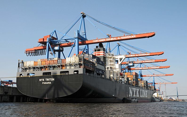 011_32-5904 Der Frachter NYK TRITON am Ballinkai des Container Terminals Altenwerder CTA;  der unter der Flagge von Panama fahrende Containerfrachter hat eine Lnge von 300m und eine Breite von 42,50m. Das Schiff kann 6622 TEU / Standardcontainer transportieren. www.hamburg-fotograf.com Bilder aus dem Hamburger Containerhafen / Containerschiff NYK TRITON, Khlbrand - Altenwerder