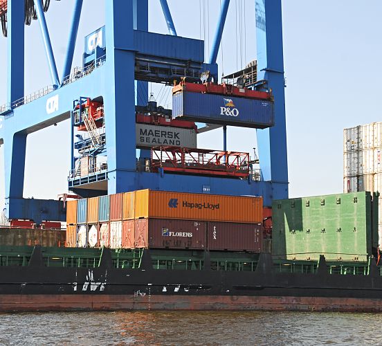 Hamburgbilder aus dem Containerhafen / Beladung Frachtschiff  011_32-5924 Das Mehrzweckfrachtschiff ANTJE RUSS wird im Terminal Altenwerder mit Containern beladen; das 17 Knoten schnelle Schiff kann 658 Standard-Container laden. Von der Containerbrcke wird ein Container auf das Deck des Frachters herunter gelassen. www.hamburg-fotograf.com