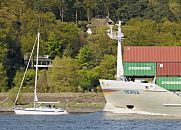 011_464-6842 Der Container-Feeder GERDA fhrt hoch beladen elbabwrts Hhe Falkensteiner Ufer; der Frachter berholt ein Segelschiff, dass mit Hilfsmotor Richtung Wedel fhrt. www.hamburg-fotografie.de