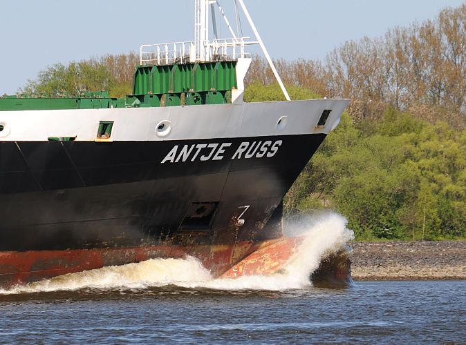 Hamburger Schiffsfotos / Schiffsbug, Wulstbug mit Gischt bei voller Fahrt auf der Elbe  011_49-6814 Das Container Feeder Schiff ANTJE RUSS in voller Fahrt auf der Elbe, Gischt am Wulstbug des Frachters. Der Feeder  hat eine Lnge von 118m und kann 650 TEU Container transportieren.  www.hamburg-fotografie.de 