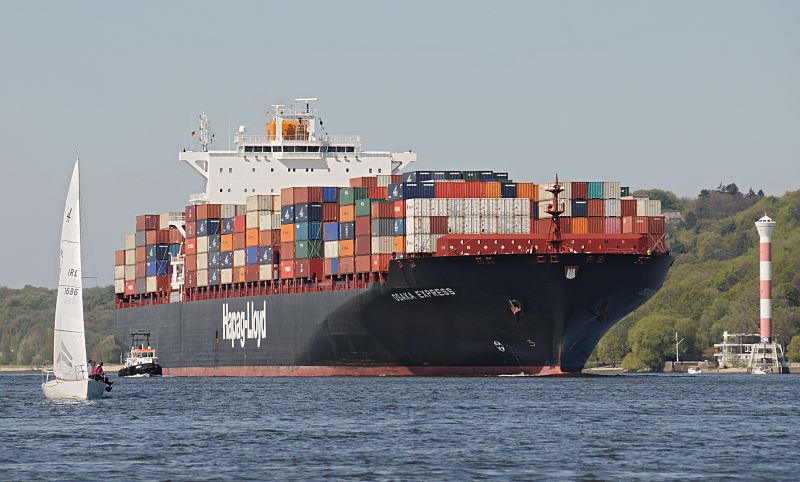 Hamburger Schiffsbilder  / Containerfrachter mit Ladung auf der Elbe vor Hamburg Blankenese  011_51-6764 Das Containerschiff OSAKA EXPRESS auf der Elbe vor Hamburg Blankenese auf der Fahrt zum Hamburger Hafen; das Lotsenschiff hat lngsseits fest gemacht. Die Besatzung des Segelboots beobachtet die Fahrt des Containerriesen, der bei einer Lnge von 335m und Breite von 43m 8749 Container / TEU Ladung transportieren kann. www.hamburg-fotografie.de 