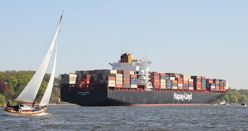 Hamburger Schiffsfotos  / Containerfrachter auf der Elbe Richtung Hamburger Hafen, Segelboot.  011_52-6788 Das Containerschiff OSAKA EXPRESS auf der Elbe vor Hamburg Blankenese auf der Fahrt zum Hamburger Hafen; der Frachter kann bei einer Lnge von 335m und Breite von 43m 8749 Container / TEU Ladung aufnehmen. Ein Segelschiff fhrt neben der Fahrrinne auf der Elbe.  www.hamburg-fotografie.de 