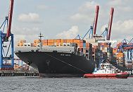 011_55-8009 Der Hafenschlepper zieht den Bug der NYK VESTA von der Kaianlage des Terminals Altenwerder CTA - das Containerschiff wird auf dem Khlbrand gedreht, damit der Frachter Richtung Elbe auslaufen kann.  www.hamburg-fotograf.com