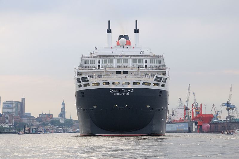 Schiffsbilder aus dem Hamburger Hafen - Heck des Passagierschiffs Queen Mary 2, Southampton. 011_61_4694 Am frhen Morgen luft das Kreuzfahrtschiff Queen Mary 2 in den Hamburger Hafen ein - der Name des Schiffs steht auf dem Heck sowie der britische Heimathafen Southamton. Rechts liegt ein roter Container-Feeder im Schwimmdock der Werft Bohm & Voss, lks. die St. Pauli Landungsbrcken und der Kirchturm der St. Michaeliskirche, dem Wahrzeichen Hamburgs. www.hamburg-fotograf.com