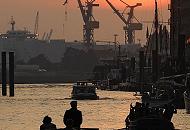 011_70_26040 Barkassen fahren aus dem Sandtorhafen Richtung Elbe -  die Abendsonne steht tief am Himmel des Hamburger Hafens.