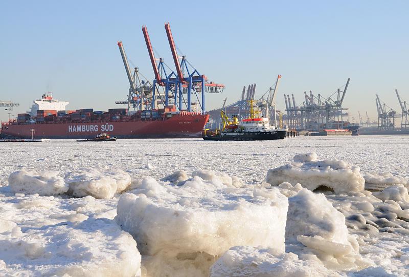 Winterbilder aus Hamburg : Eis auf der Elbe und am Ufer : Containerschiff am Burchardkai : Hamburger Fotos. Winterbilder von Hamburg im Hafen - Eisschollen am Elbufer, Containerschiff am Burchardkai. 011_80_5795 Dicke Eisschollen liegen am Elbufer -  die Elbe ist mit dichtem Treibeis bedeckt, durch das sich kleiner Schiffe ihren Weg bahnen. Am HHLA Container Terminal Burchardkai liegt ein Containerfrachter der Reederei Hamburg Sd. Im Hintergrund die Containerbrcken des Waltershofer Hafens. www.fotos-hamburg.de