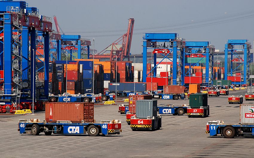 011_15649 Containertransport auf dem Terminal Altenwerder CTA - dies geschieht vollautomatisch; Menschen drfen diesen Bereich des Terminals nicht betreten. www.fotograf-hamburg.de