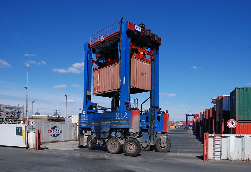 011_15459 ein wendiger Portalhubwagen der HHLA transportiert den Container auf dem Gelndes vom Burchardkai an seinen Lagerplatz; mit diesem straddle carrier knnen Container dreifach bereinander gestapelt werden. www.fotograf-hamburg.de