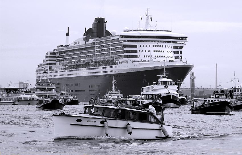 011_14882 das Kreuzfahrtschiff Queen Mary 2 verlsst das Kreuzfaht Terminal / Cruise Center; Motorboote und Barkassen begleiten das riesige Schiff aus dem Hamburger Hafen.  www.fotograf-hamburg.de