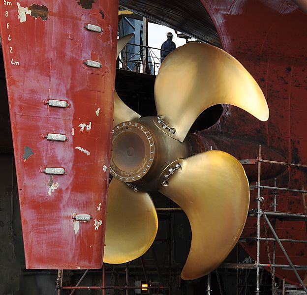 011_211348/00 Fotografie vom Schiffspropeller und Ruder vom Frachtschiff OOCL Nevskiy im Trockendock der Norderwerft im Reiherstieg. Das 2001 auf der Sietaswerft gebaute Containerfeeder hat eine Lnge von 134 m und ein Breite von 22,5m - der Frachter kann als Ladung ca. 870 Container TEU transportieren.   www.christoph-bellin.de