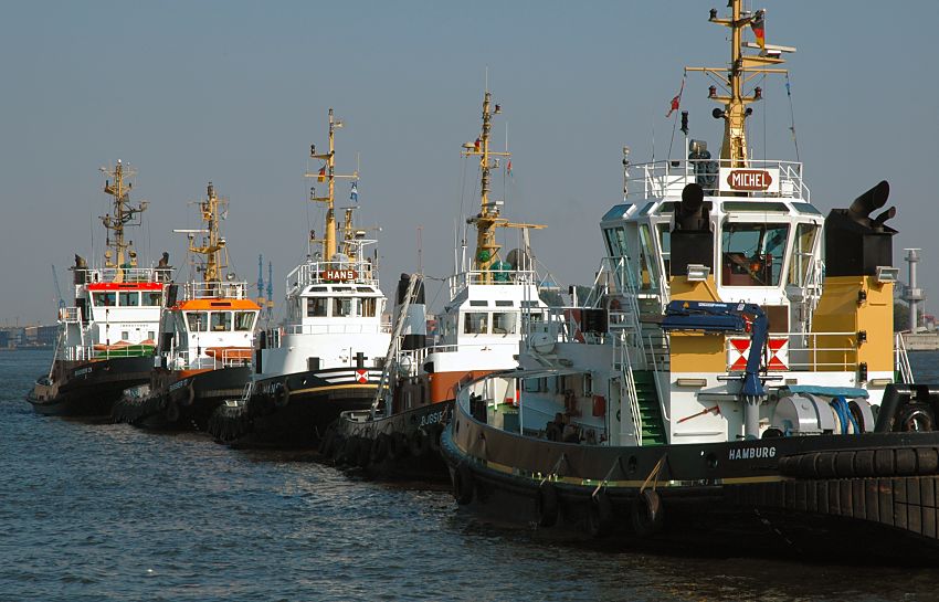 011_9123767/00  Am Anleger vor Hamburg Neumhlen liegen die Hafenschlepper und warten auf die grossen Frachtschiffe und Containerschiffe. Die Schlepper bringen die Frachter dann sicher auf der Elbe in den Hamburger Hafen zu ihrem Liegeplatz, wo ihre Ladung gelscht wird. www.christoph-bellin.de