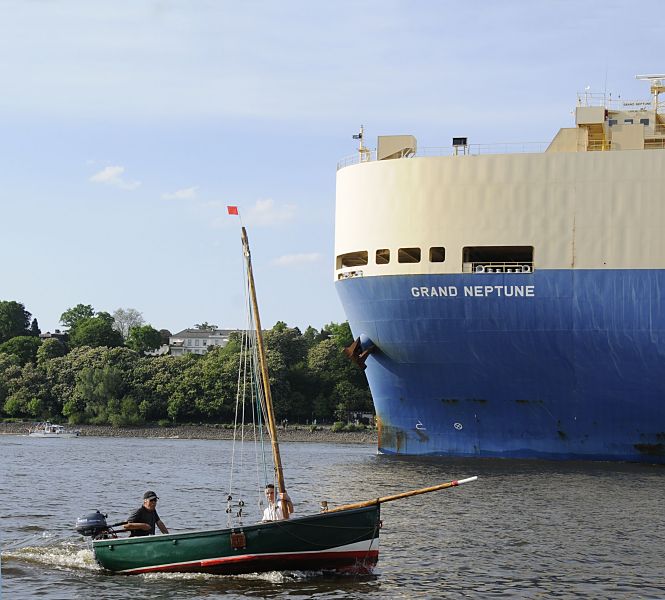 011_26057  Der Carcarrier / Autotransporter GRAND NEPTUN hat den Hamburger Hafen verlassen und fhrt elbabwrts Richtung Nordsee - das 2006 gebaute Schiff hat eine Lnge von fast 200m und eine Breite von 32m. Ein kleiner Segler mit Hilfsmotor fhrt im Vordergrund Richtung Hamburg.  www.christoph-bellin.de