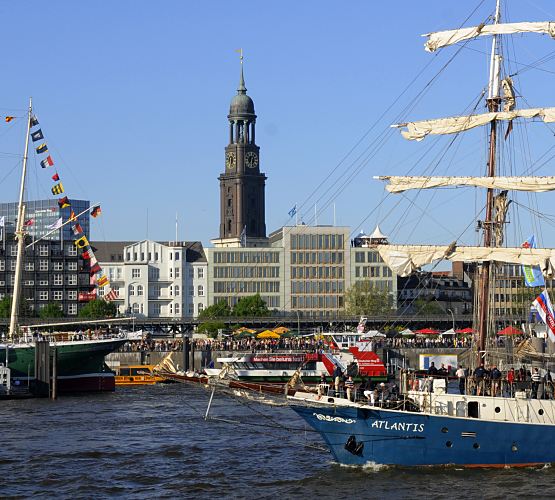 Hamburg Bilder / Hafenbilder - Fotos der Hansestadt 011_26080 die Barkentine Atlantis vor den Hamburger Landungsbrcken mit der St. Michaeliskirche als Wahrzeichen Hamburgs. Die jetzige Windjammer ist bis in die 1980er das Feuerschiff ELBE 2 gewesen und wurde dann zu einem Passagierschiff umgebaut. Links ein Ausschnitt der Rickmer Rickmers unter Flaggen. www.hamburg-fotograf.com