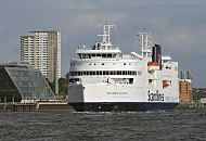 011_26081 Das Fhrschiff SCHLESWIG-HOLSTEIN der Scandlines Vogelfluglinie vor Hamburg Neumhlen; lks. das moderne Brogebude Dockland der Architekten Bothe Richter Teherani. Die Fhre fhrt auf der Elbe Richtung Nord-Ostsee-Kanal zu ihrem Heimathafen Puttgarden. Das Schiff hat eine Lnge von 142m und kann 1040 Passagiere sowie 110 PKW an Bord nehmen. www.hamburg-fotograf.com