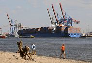 011_26083 Der Containerriese PALENA legt gerade mit Hilfe von Schleppern am Athabaskakai des Container Terminals Burchardkai an. Die Ausleger der Containerbrcken mit denen die Container gelscht werden sind noch hoch gefahren. www.hamburg-fotograf.com