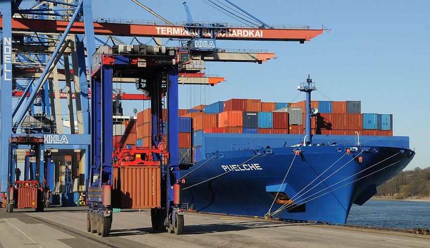 Fotos vom Hamburger Welthafen / Schiffsbug am Burchardkai - Straddelcarrier mit Containertransport  011_26092 Das Containervessel PUELCHE liegt am Athabaskakai und wird mit neuer Fracht beladen. Das Containerschiff ist 300m lang und 40m breit; es kann 6539 TEU transportieren. Straddelcarrier bringen die Container zum Kai und per Containerbrcke werden die Metallboxen auf das Schiff geladen. www.hamburg- fotograf.com