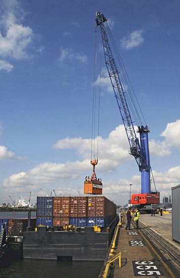 Fotos vom mobilen Kran / Schubleichter - Barge  011_26097 Mit einem mobilen Kran wird im Hansahafen am O'swaldkai ein Container auf einen Schubleichter verladen; der beladene Leichter (auch Barge genannt) wird mit einem Schubschiff an seinen Bestimmungsort gebracht. www.hamburg- fotograf.com