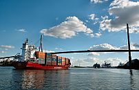 011_14349 ein Container Feeder kommt von der Elbe - der rote Container Carrier fhrt unter blauem Hamburger Himmel auf dem Khlbrand zum Container Terminal Altenwerder. Blauer Himmel ber dem Hamburger Hafen