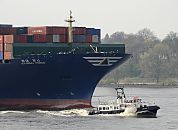 011_7135649/00  Fotos von Schiffen in Hamburg / Hafenbilder :: der fast 340m lange Containerriese HYUNDAI FORCE fhrt auf der Elbe Richtung Hamburger Hafen; mit dem Lotsenschiff LOTSE 1 ist der Hafenlotse an Bord gebracht worden. Der Containerfrachter kann 8750 TEU / Standardcontainer als Ladung an Bord nehmen  - im Hintergrund das Elbufer bei Hamburg Nienstedten.  www.christoph-bellin.de