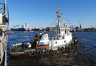 011_26033  Der 1740 PS starke Schlepper Hans bei seiner Arbeit im Hamburger Hafen auf der Elbe - am Heck hat er den Schriftzug "Hamburg" stehen und auf der ganzen Schiffsseite sind Gummireifen als Fender ausgehngt, die das Bugsieren der anderen Schiffe vor Stssen schtzen soll. Auch das Heck ist mit starkem Gummi versehen, damit das Hamburger Arbeitsboot damit z. B. ein Schiff vorsichtig an seinen Platz schieben kann.  www.christoph-bellin.de