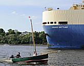 011_26057  Der Carcarrier / Autotransporter GRAND NEPTUN hat den Hamburger Hafen verlassen und fhrt elbabwrts Richtung Nordsee - das 2006 gebaute Schiff hat eine Lnge von fast 200m und eine Breite von 32m. Ein kleiner Segler mit Hilfsmotor fhrt im Vordergrund Richtung Hamburg.  www.christoph-bellin.de