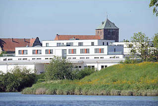 074_4793 Blick ber die Schwinge nach Stadt. Am Ufer des niederschsischen Flusse weisse Neubauten. 