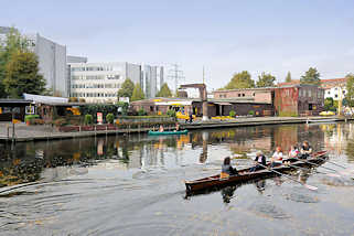 2466 Lauf der Alster im Hamburger Stadtteil Alsterdorf - Bootsverleih, moderne Brohuser im Hintergrund.