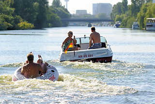 6527 Motorboot mit Schlauchboot auf dem Bullenhuser Kanal in Hamburg Rothenburgsort - im Hintergrund der Fernsehturm der Hansestadt.