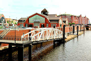 3749 Oberhafen an den Deichtorhallen - Anleger an der Kaimauer - Haus der Photographie Hansestadt Hamburg.