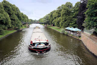 2932 Ein Binnenschiff fhrt auf der Lbecker Kanal-Trave - Blick von der Hxterbrcke.