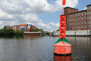 171_0795 Blick ber den Reiherstieg in die Einfahrt zum Schmidt-Kanal - eine rote Fahrwassertonne weist die Schifffahrt auf die Liegeplatz vor Getreidemhle hin.