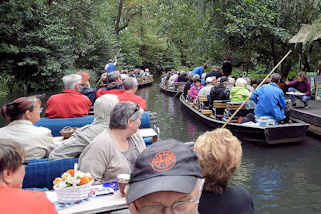 4525 Touristentransport per Kahn in Lbbenau im Spreewald - zwei Khne haben an einem Kiosk angelegt und lassen sich mit Gurken etc. verkstigen - zwei weitere Boote mit Passagieren fahren vorbei.