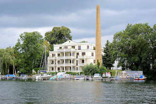 6931 Einzelnd stehender ehem. Fabrikschornstein - mehrstckiges Wohnhaus mit Balkons / Terrassen; Bootsliegepltze am Spreeufer in Berlin.