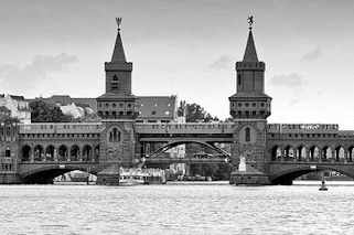 6945 Blick von der Spree auf die Berliner Oberbaumbrcke, die die Ortsteile Kreuzberg und Friedrichshain verbindet. Erbaut 1895 - die Trme haben eine Hhe von 34 m.