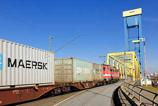 3103 Gterzug mit Container fhrt auf die Kattwybrcke, die ber die Sderelbe / Kattwyk fhrt; in dieser Zeit ist die Hubbrcke fr den Autoverkehr gesperrt.