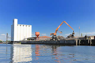 5344 Harburger Seehafen - Getreidesilo / Kran mit Altmetall, Schrott.