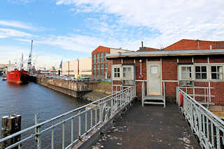 1201 Wrterhuschen / Betriebshaus des Schleusenmeisters, Schleusenwrter der Grevenhofer Schleuse - Blick auf den Kuhwrder Hafen, ein Frachtschiff liegt am Steinwrder Ufer.