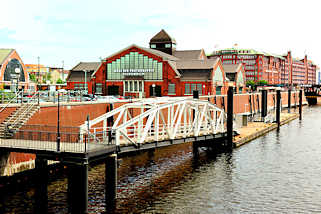 3749 Oberhafen an den Deichtorhallen - Anleger an der Kaimauer - Haus der Photographie Hansestadt Hamburg.