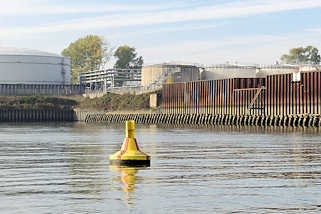 7541 Blick in den Hamburger Petroleumhafen, ltanks am Ufer - Signaltonne, Sondertonne Sperrgebiet - gelbe Tonne mit rotem Kreuz und gelbes Kreuz als Topzeichen - Durchfahrt verboten, das Gebiet darf nicht befahren werden.