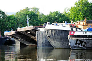 0554 Schiffsbug von Binnenschiffen und grossen Schuten im Travehaven von Hamburg Steinwerder.