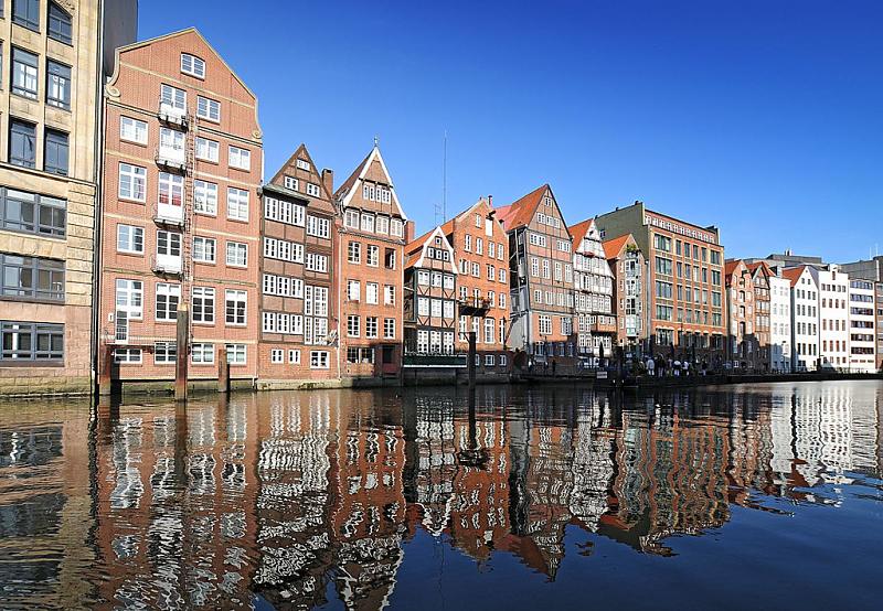 Hamburg Altstadt ist ein Stadtteil im Bezirk Hamburg Mitte, hier befindet sich der zentrale und historische Stadtkern der Freien und Hansestadt Hamburg. Auf dem Gebiet der Altstadt befand sich der lteste Siedlungskern Hamburgs rund um den Bereich des Domplatzes. Hier lag die von den Wikingern im Jahre 845 zerstrte Hammaburg. Zur Entwsserung des im Mndungsdelta von Alster und Bille gelegenen Gebiets wurden Fleete angelegt. Sie dienten spter dem Warenverkehr. Auf einer Flche von 1,6 km leben im Stadtteil Hamburg Altstadt ca. 1500 Einwohner. 6438 Hamburg Bilder aus der Altstadt - historische Fachwerkhuser Speicher am Nikolaifleet; Rckseite der Deichstrasse.